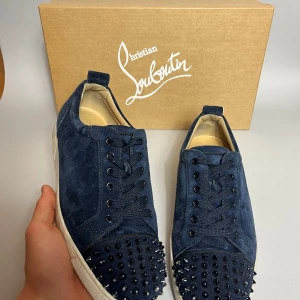 Christian Louboutin  - Loubs i navy. Storlek 43