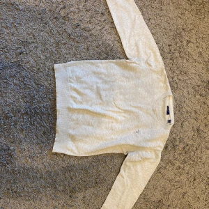 2 gant tröjor  - Hej! Säljer dessa 2 gant tröjor som båda är xs kom med frågor om ni har några! 