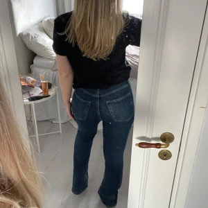 Mörkblå bootcut jeans - Snygga mörkblå jeans med bootcut passform och klassiska bakfickor. Jeansen har hög midja och är tillverkade i ett stretchigt denimtyg som sitter skönt. Perfekta för dig som gillar en tidlös och trendig look!😻 Säljer dessa så de inte kommer till användning längre.🌸