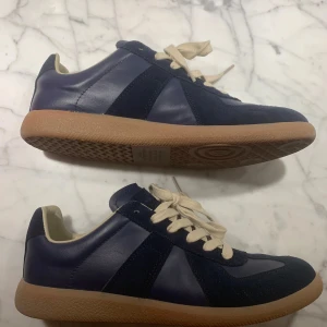 Maison Margiela GATS - Maison Margiela gats i nästan nyskick! Inga skador whatsoever. Skorna är använda ett fåtal gånger. PRISET ÄR INTE HUGGET I STEN, kan tänka mig gå ner i pris vid snabb affär!