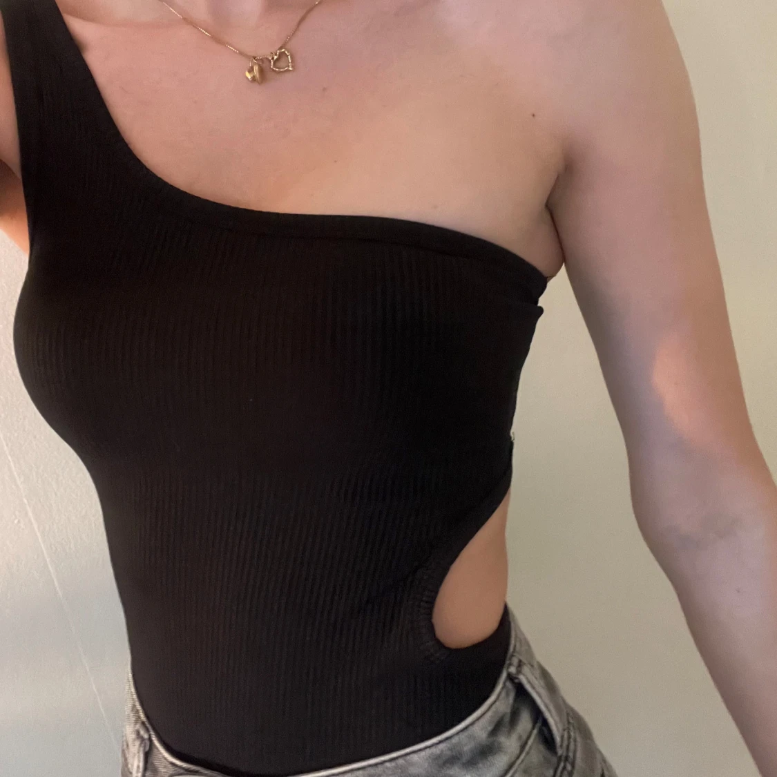 Svart one shoulder ribbad body - 1