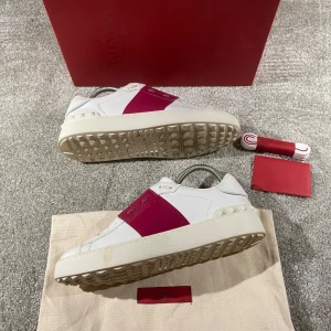 Valentino skor - Hej! Säljer nu mina skor från märket Valentino, storlek 37.5  bra skick, givetvis äkta. Tveka inte på att höra av dig om du har frågor eller funderingar kring skorna! 