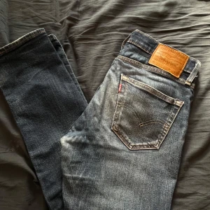 Levi's 511 mörkblå jeans - Säljer ett par Levi's 511 jeans i mörkblå! Storlek W32 L34! Väldigt stretchiga!
