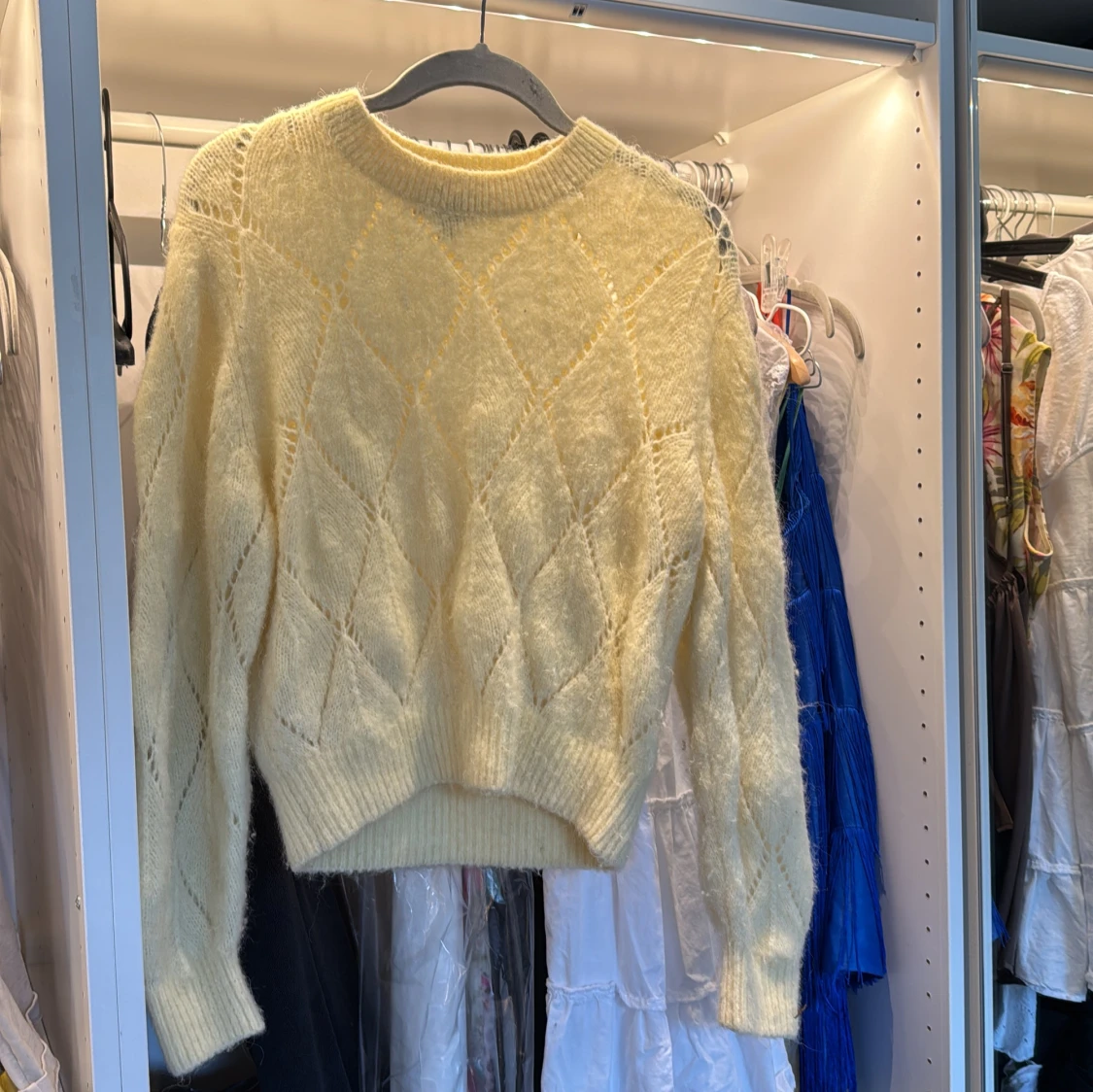 Gul stickad tröja från & Other Stories