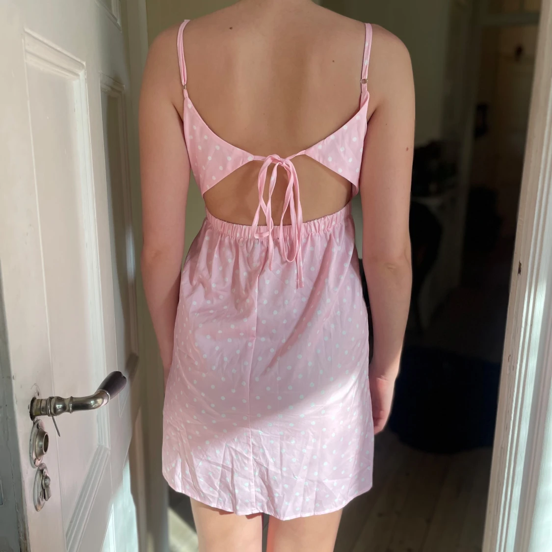 Rosa prickig kortklänning med slits - 1