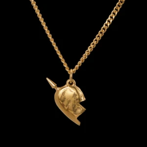 Maria Nilsdotter halsband - Jättefint ”you and me” halsband från Maria Nilsdotter. Köptes i vintras och är i väldigt fint skick. Har kvar lådan, påsen, kvittot. Går att få med påsen osv. ❤️ Vill köpa ett annat halsband men då lär jag sälja vidare det här först.❤️Bara att höra av sig vid frågor eller fler bilder 💞 Längd 45 cm! 