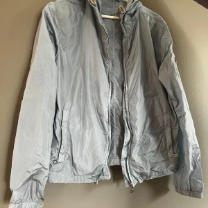 Prada Windbreaker  - As snygg jacka från Prada. 9/10 skick men finns en flaw som man ser på sista bilden, dock syns de knappt när man har den på sig då den är ”mot” kroppen 🔥 44/XS, men skulle säga att den motsvarar S då jag är 182 183 och den ändå NÄSTAN går att ha på sig! Priset går att diskutera om de går fort