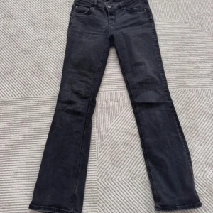Svarta/gråa bootcut jeans från Zara - Snygga grå-svarta jeans från Zara i bootcut-modell. Klassisk femficksdesign och normal passform. Jeansen är i mjukt denimtyg och har en cool, tvättad look som passar perfekt till sneakers eller boots. De är lite slitna längst ner (se bild 3)