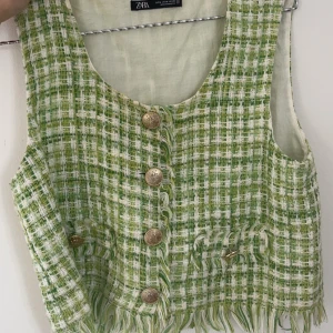 Grön tweed väst från Zara  - Unik grön och vit väst i tweed från Zara med guldiga knappar i storlek M