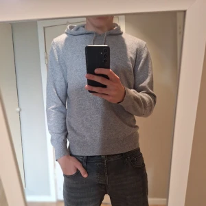 Sayless hoodie - Go och riktigt skön kashmir hoodie från sayless, passar perfekt till sommaren. Hoddien är I storlek M men passar enligt mig mer som S. Men funkar givetvis till båda storlekarna. Hoddien är i bra skick förutom 2 defekter. Dom är synliga på bild 3 och 4 men syns knappt om man inte kollar efter dom.                                                            Tröjan är inte från Oscar Jacobsson utan från sayless.                                                           Hör av dig vid funderingar😁