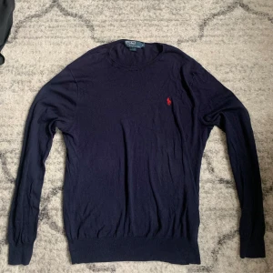 Ralph Lauren  - Ralph Lauren I marinblå och i storleken M. Säljer för endast 299 och köptes på en Ralph lauren butik i saint T för några årsen. Mer frågor eller bilder är det bara att ställa🤩🤩🤩