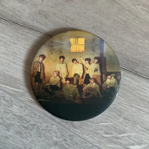 Stor rund badge (Stray Kids) - En stor rund badge med tryck av stray kids .Baksidan har en klassisk nål för enkel fastsättning.