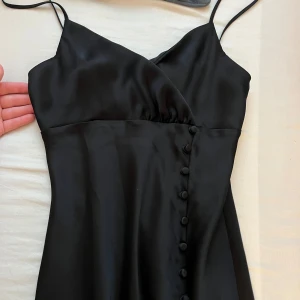 Svart långklänning från Zara - Snygg långklänning från Zara!!