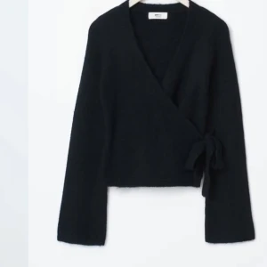 Stickad kofta från Gina tricot  - Jättefin stickad kofta från Gina tricot i en mörktblå färg. Nästan aldrig använd, säljer då den inte kommer till användning. ❤️