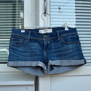 Lågmidjade Jeansshorts - Snygga lågmidjade jeansshorts i bra skick, inga defekter!😇💓 De är 40cm rakt över midjan, 17,5cm grenhöjd och 23cm långa mätt på sidan💓