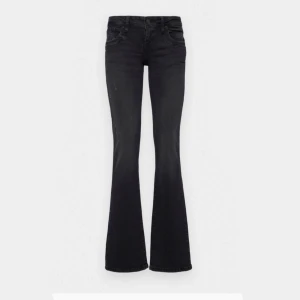 Lågmidjade bootcut jeans - Från LTB Köpta på Zalando Använda två gånger Inga defekter Nypris 799kr Storlek 26x32