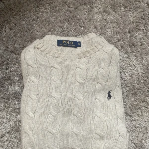 Beige kabelstickad tröja Polo Ralph Lauren - Tjena, säljer en fet beige kabel stickad tröja från polo Ralph Lauren. Perfekt för sena sommar kvällar och mycket bra skick! Hör av dig om du är intresserad!