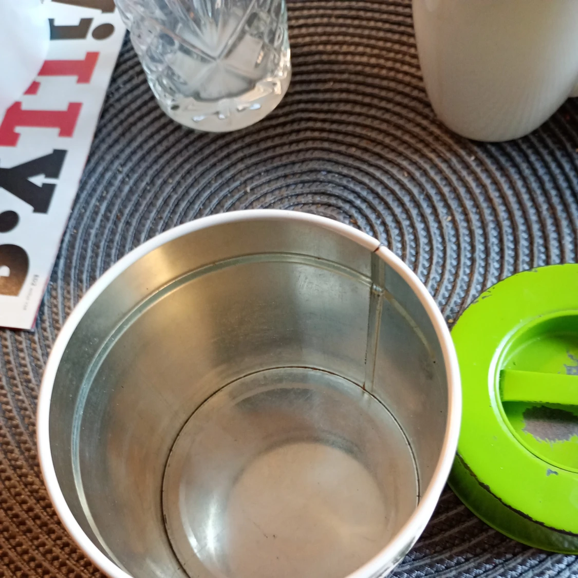 Vintage, plåtburk mönstrad med grönt lock  - 4