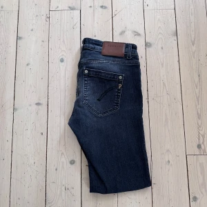  DONDUP - Ben längd: 92cm. Midje bredd: 36 cm. Snygga svarta jeans från Dondup med klassisk femficksdesign och läderpatch bak i midjan. Tillverkade i mjukt denimtyg som sitter skönt hela dagen. Pris kan diskuteras. Superschyssta nu till sommaren!☀️🌴