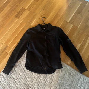 CP COMPANY JACKA - Tjenare, säljer nu min cp Company jacka, perfekt som en jacka till sommarkvällarna,