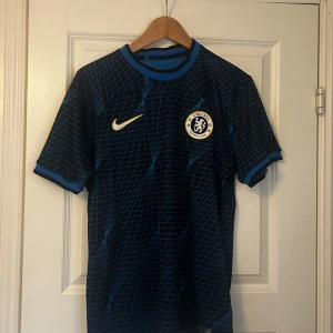 Chelsea 23/24 - Hemmatröja, Storlek M, helt ny 