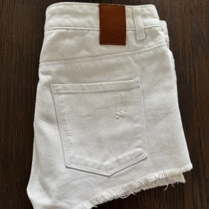 Mini shorts  - Vita minishorts perfekt till sommaren! Är i storlek 164 men passar mig som är en XS