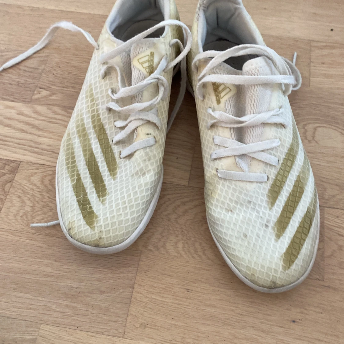 Vita Adidas fotbollsskor strl 37⅓