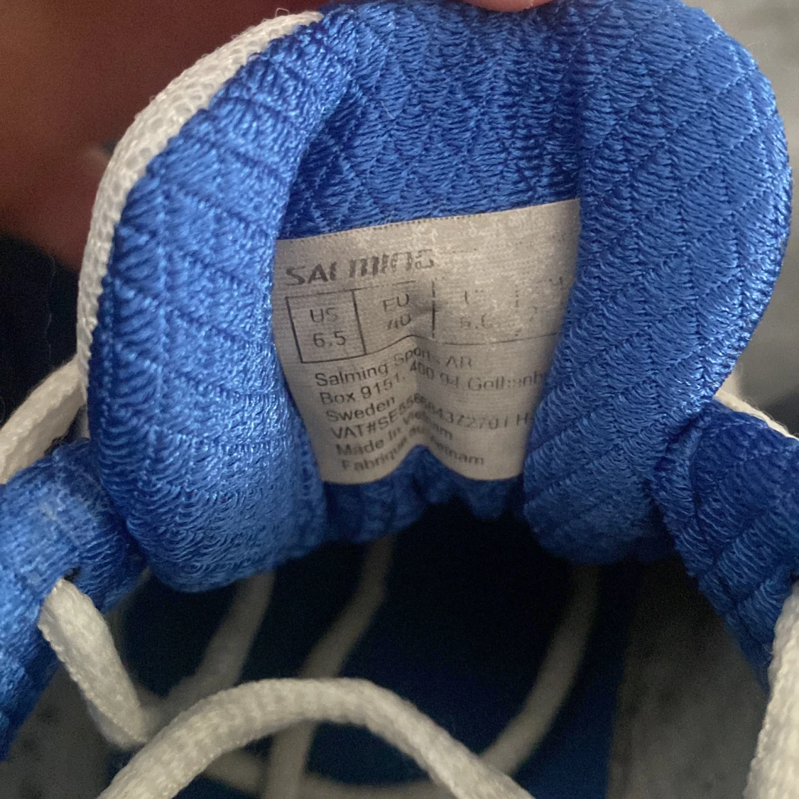 Vita och blå sneakers från Salming - 4