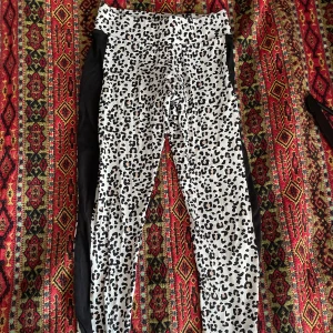 Leggings leopard - Snygga leopard leggings från Puma, lite användning syns i sömmarna (se bild). Jag kan mötas upp i Uddevalla centrum, annars fraktar jag gärna. Köparen står för frakten. (Står ej för postens slarv) katt finns i hemmet. 