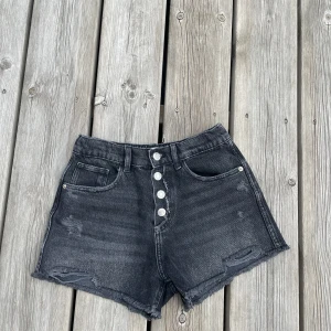 Jeansshorts Zara - Storlek 164 som även passar xs-s. Hör av vid frågor eller funderingar eller om ni vill ha bild hur de sitter på❣️