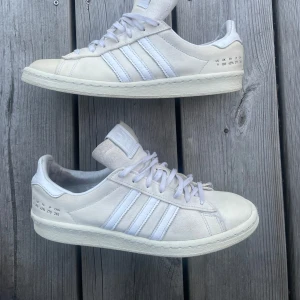 Vita Adidas sneakers i mocka - Förmodligen de coolaste adidas skorna du kan hitta! Riktigt fräsch färgkombination med cream och vit i coolt mocka liknande material. Väldigt sparsamt använda vilket syns på det goda skicket! 