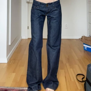 Mörkblå bootcut jeans Esprit - Snygga mörkblå jeans från Esprit med bootcut passform och låg midja. Superfint skick!! Säljer då de är för stora för mig!❤️ Midjemått: 39cm, innerbenslängd: 80cm