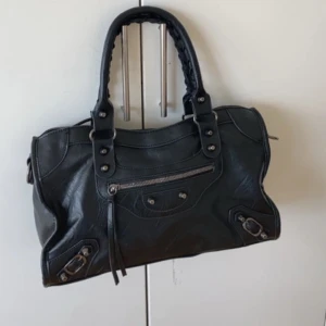 Citybag  - Trendig väska men också praktisk för vardagen. Bredden är ungefär 35 cm och bredden är 22 cm.