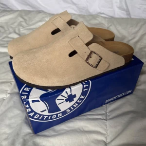 Birkenstock Boston - Hej! Säljer nu dessa superfina och eftertraktade Birkenstock Bostons då de inte kommer till användning. Perfekta sommarskor. De är helt nya. Storlek 42. Mitt pris: 1399kr (nypris: 1850kr). Kvittot finns. Hör av er om ni har funderingar 😊
