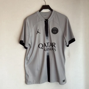 PSG x Jordan grå fotbollströja L - Snygg grå PSG fotbollströja från Jordan. Inte använd så mycket så det är därför jag säljer den