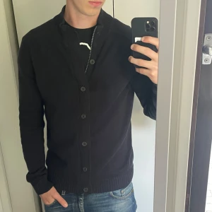 Unik cardigan - Säljer en unik marinblå cardigan från less worries med både dragkedja och knappar framtill. Jag är 183 cm lång. Vid frågor är det bara att skriva till mig🙌
