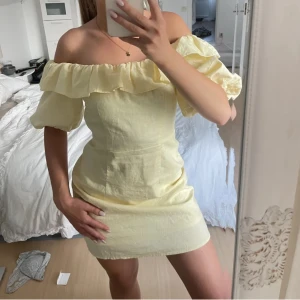 Gul offshoulder klänning hm  - Trendig hm klänning , bra skick 