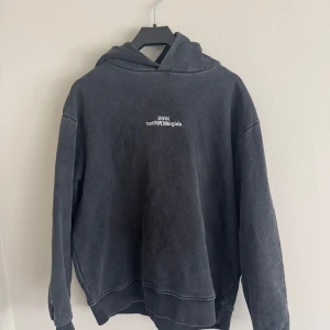 Maison Margiela hoodie - Stonewashed margiela hoodie i grymt skick - storlek S - Säljer då den inte passade - Skriv vid minsta fråga/fundering!