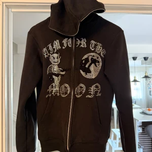 Aim For The Moon - Säljer nu min aimforthemoon zip up pga den är för liten och kommer ej till användning. Skick 9/10 alla rhinestones är kvar. Om ni har några funderingar, tveka ej på att höra av dig🙌🏼