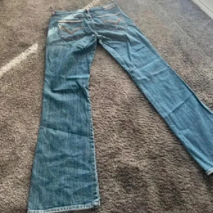Diesel bootcut jeans  - Snygga blå jeans från Diesel med bootcut och lowwaist passform, tillverkade i Italien.  storlek 30