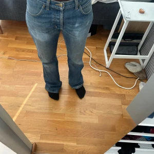Blå bootcut jeans från Lee - Säljer ett par klassiska blå bootcut jeans från Lee 