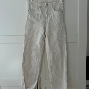 Beiga raka jeans från Lindex - Snygga beiga jeans från Lindex i rak modell. 