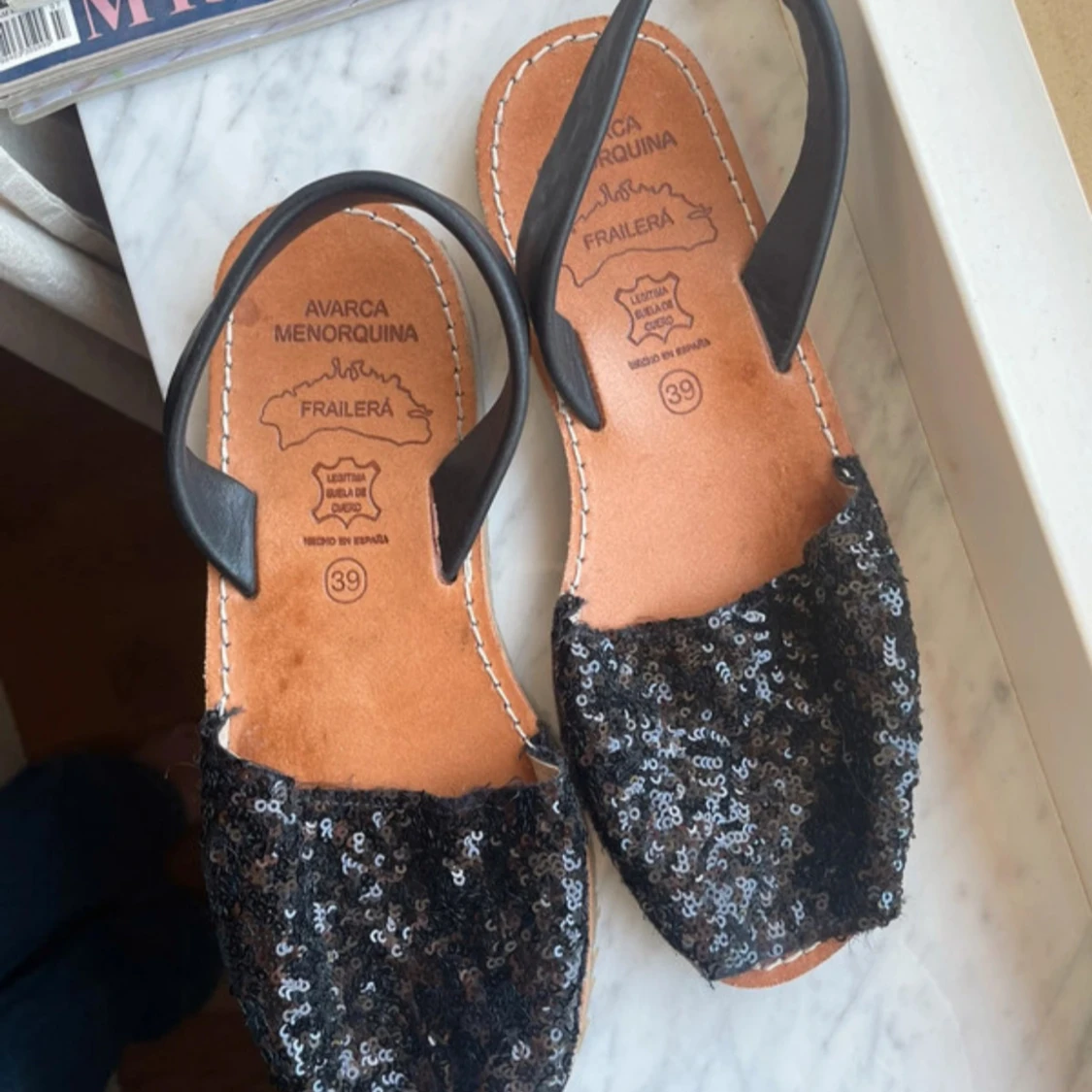 Svarta sandaler med paljetter från Frailera