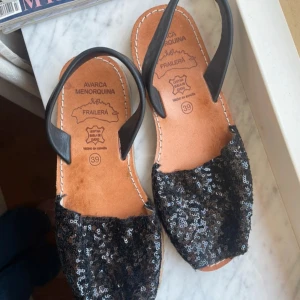 Svarta sandaler med paljetter från Frailera - Så snygga sandaler från Frailera i svart skinn med glittriga paljetter framtill. Saknar ursprunglig kartong🖤