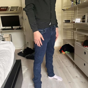 Mörkblå jeans från Jacob Cohen - Snygga mörkblå jeans från Jacob Cohen med klassisk femficksdesign och JC-broderi på bakfickan. Jeansen har raka ben och slim fit passform, tillverkade i mjukt denimtyg. Perfekta för dig som gillar stilrena och tidlösa jeans. Modellen är 178, väger 50kg