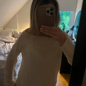 Ljusbeige stickad tröja offshoulder - Säljer en ljusbeige stickad tröja med offshoulder-look. Tröjan har en lös passform, vilket ger en avslappnad och trendig vibe. Perfekt att styla med jeans eller kjol för en chill och snygg outfit. Tröjan är i mohair mix och är från Anine Bing