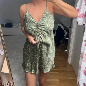 Grön miniklänning Zara  - Fint skick
