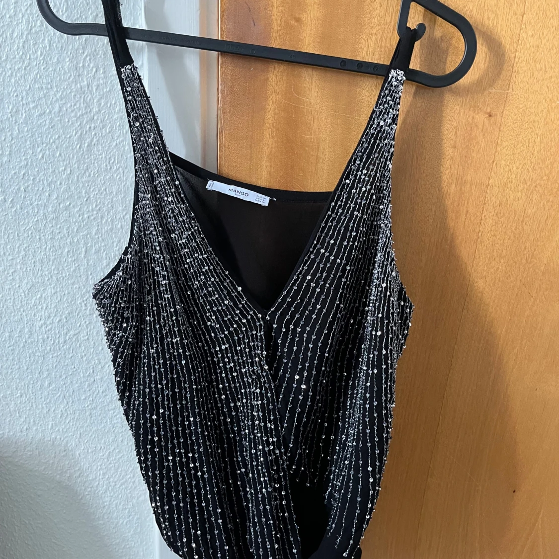 Glittrig omlottopp från Mango - 2