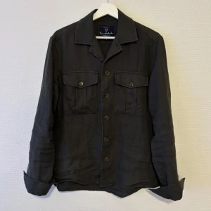 Mörkgrön overshirt från Bondelid - Snygg mörkgrön skjorta från Bondelid i 100% linne. Nypris 1000 kr. Knappt använd.