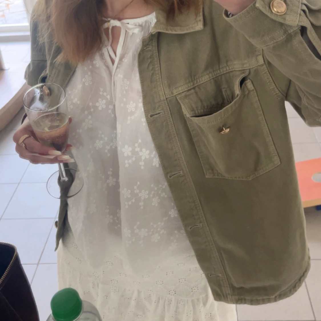 Vit blommig blus med knytning - 1